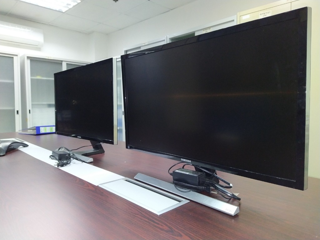 samsung 28 inch lcd monitor almost like new must go