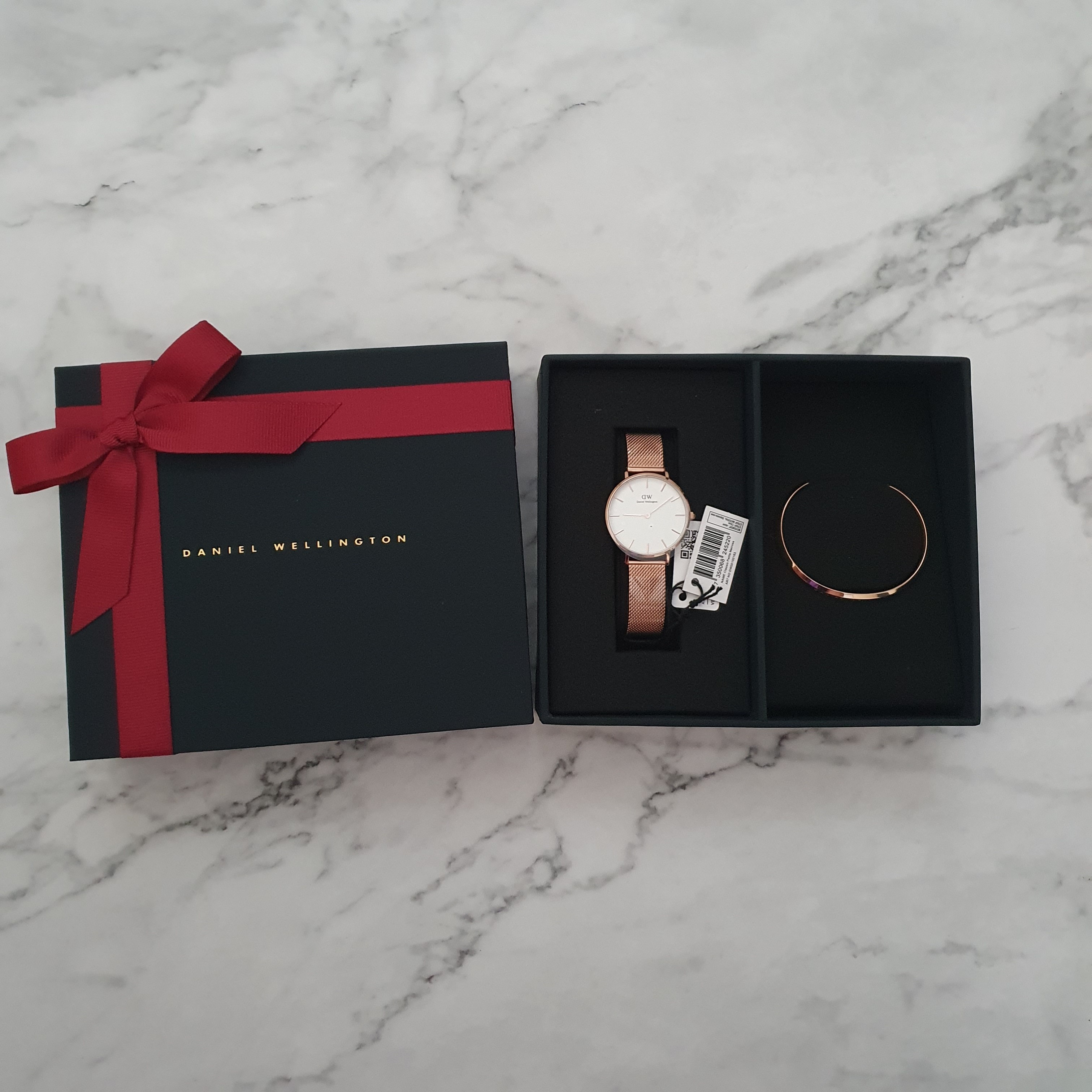 Kræft Afgørelse Hej hej 🔥AUTHENTIC Daniel Wellington DW Petite Melrose Watch 32mm + Rose Gold Cuff  Bracelet Ribbon Box Set, Women's Fashion, Watches & Accessories, Watches on  Carousell