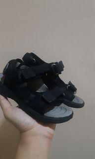Sepatu sandal toezone