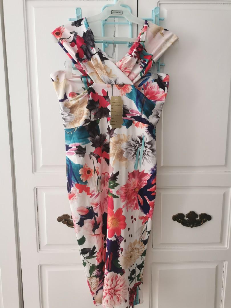 Floral Bodycon Midi Dress (Category: Dresses) located in Pasig City. Submitted by xyabs (Listing ID 1055844674, Image 1). Description: BNWT Material: Neoprene (Stretchable) Reason for Selling: Decluttering but this fits nicely Size: Free Size but will fit M.