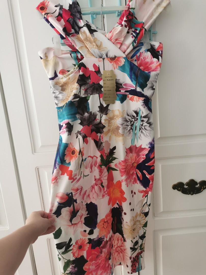 Floral Bodycon Midi Dress (Category: Dresses) located in Pasig City. Submitted by xyabs (Listing ID 1055844674, Image 2). Description: BNWT Material: Neoprene (Stretchable) Reason for Selling: Decluttering but this fits nicely Size: Free Size but will fit M.