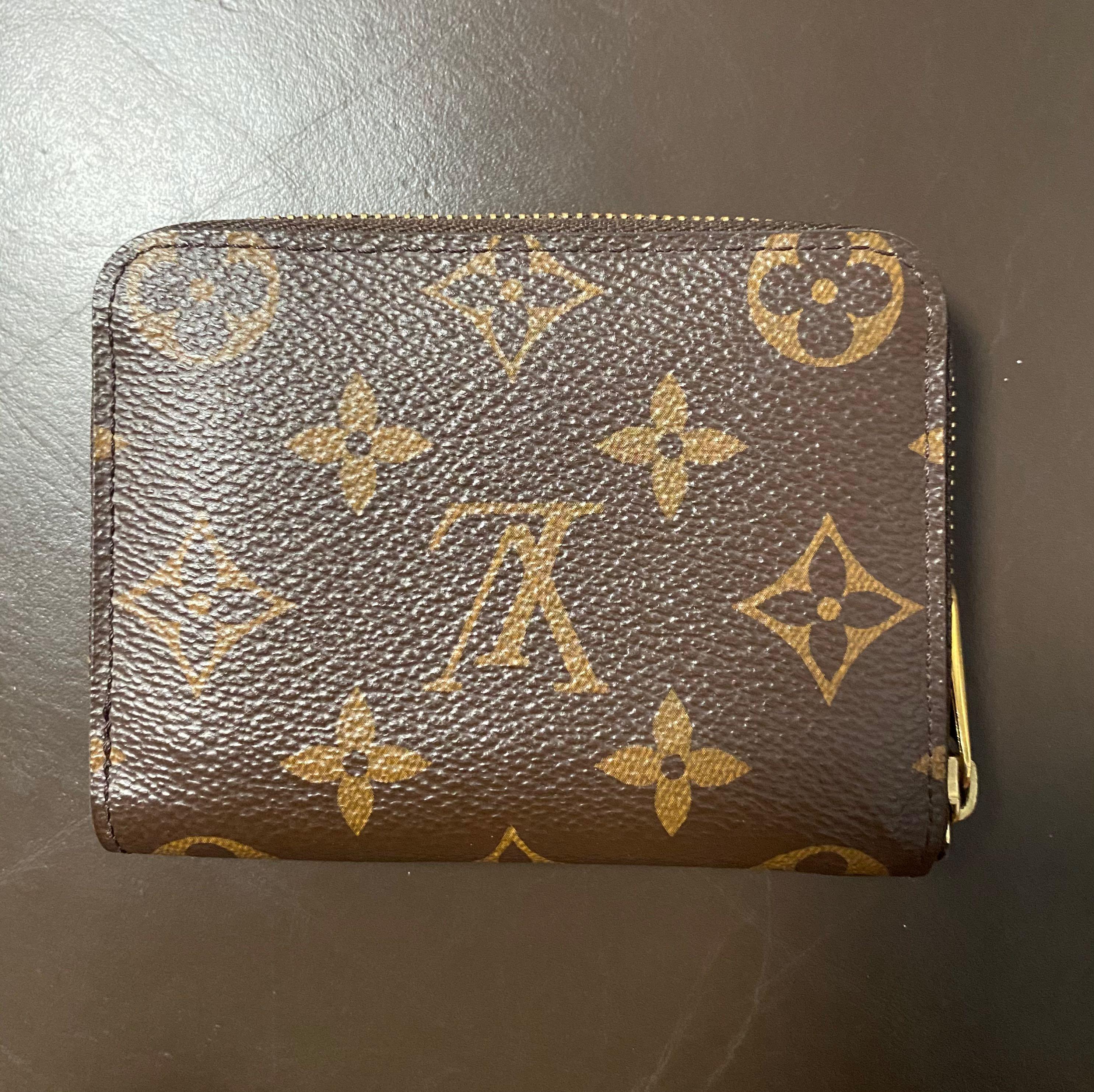 Authentic Louis Vuitton zippy coin purse Wallet, Women's Fashion, Bags &  Wallets, Purses & Pouches on Carousell