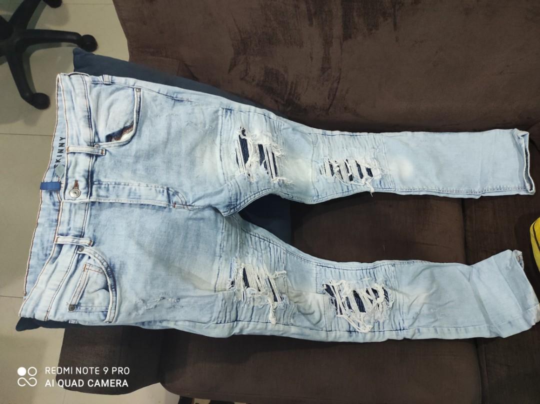 Celana ripped jeans H M Fesyen Pria Pakaian Bawahan di Carousell