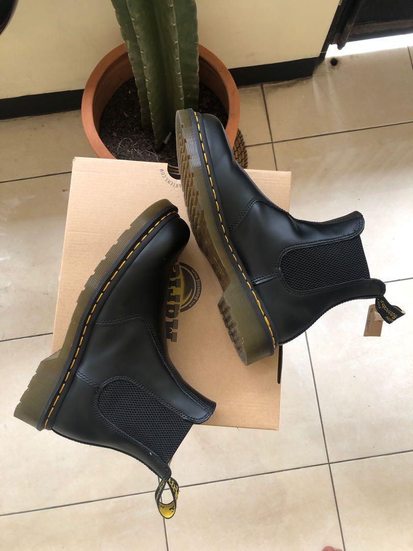 DrMartens docmart Chelsea Boots 2976 Yellow Stitch sz 39, Fesyen Wanita,  Sepatu di Carousell