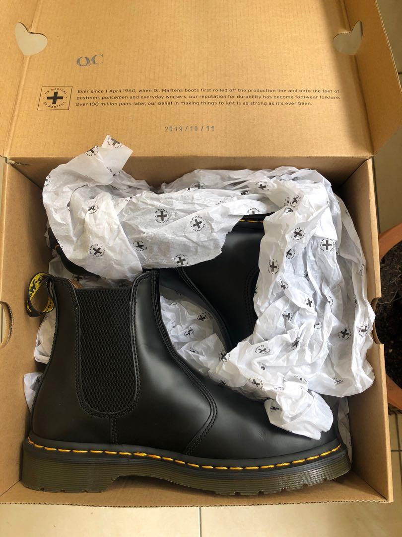 DrMartens docmart Chelsea Boots 2976 Yellow Stitch sz 39, Fesyen Wanita,  Sepatu di Carousell