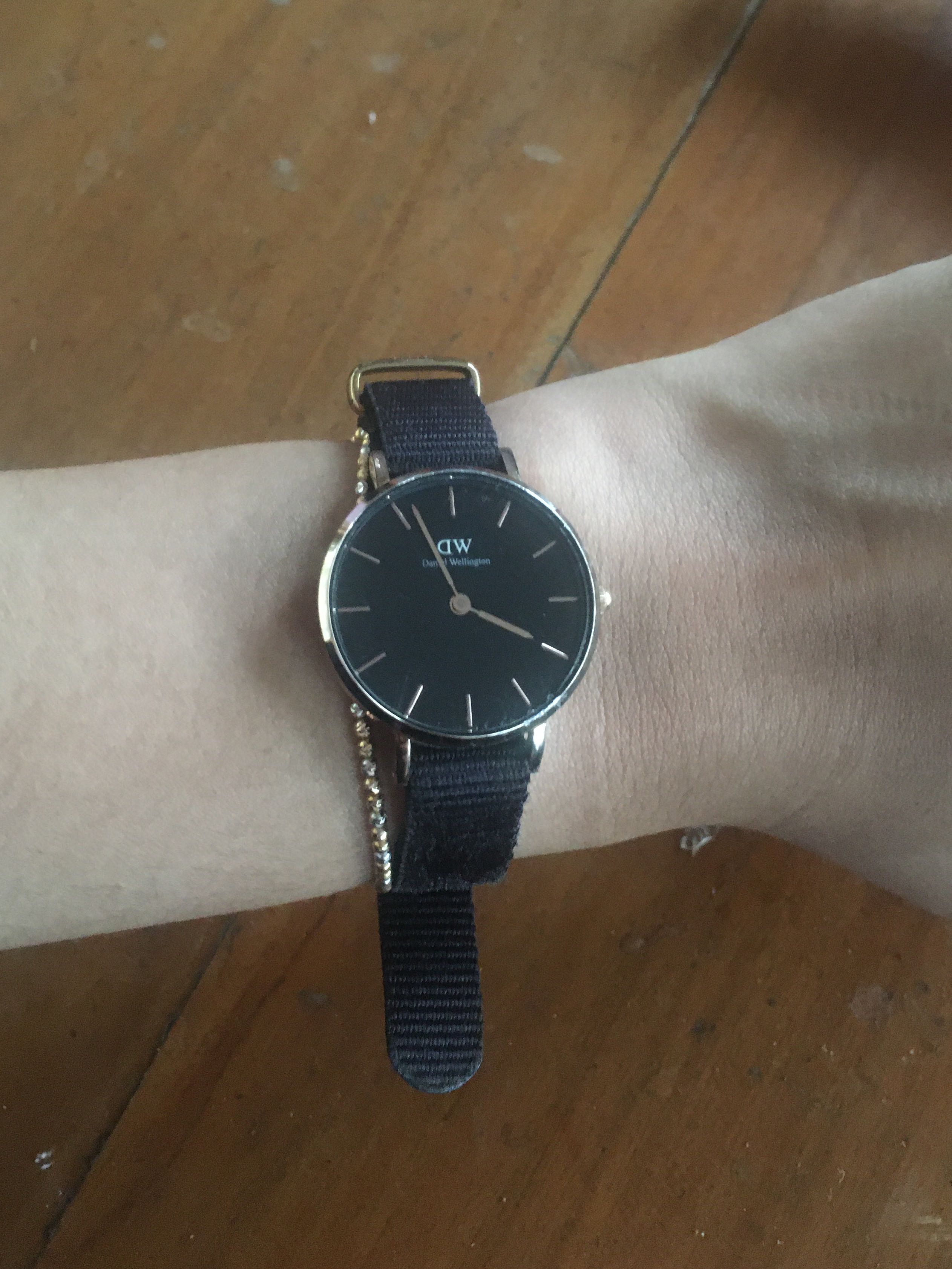 Preloved Jam DW hitam Fesyen Wanita Jam Tangan di Carousell