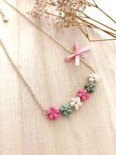 Puffy flowers necklace