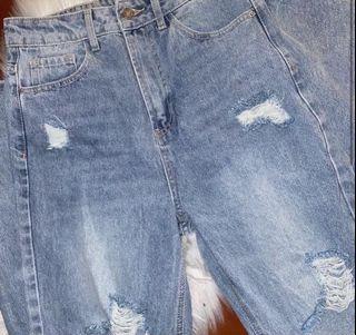Ripped mom/baggy jeans
