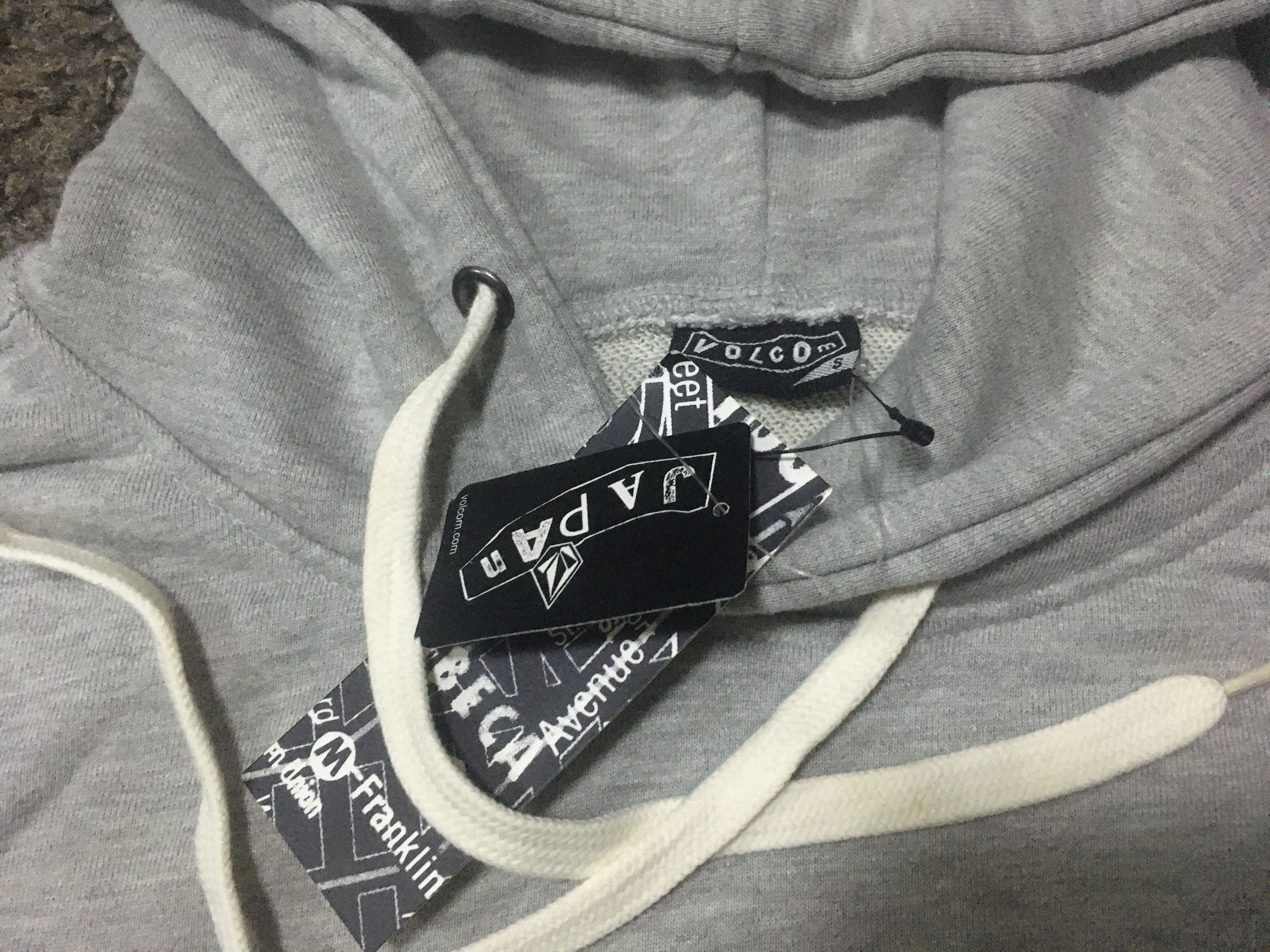 VOLCOM PULL OVER HOODIE JACKET ( S ) (Category: Hoodies) located in Quezon City. Submitted by juctionstreetwear (Listing ID 1055934304, Image 2). Description: Excellent condition NWT volcom hoodie Size on tag SMALL W : 21 inches armpit to armpit L :28 inches No pin holes / No ripped .