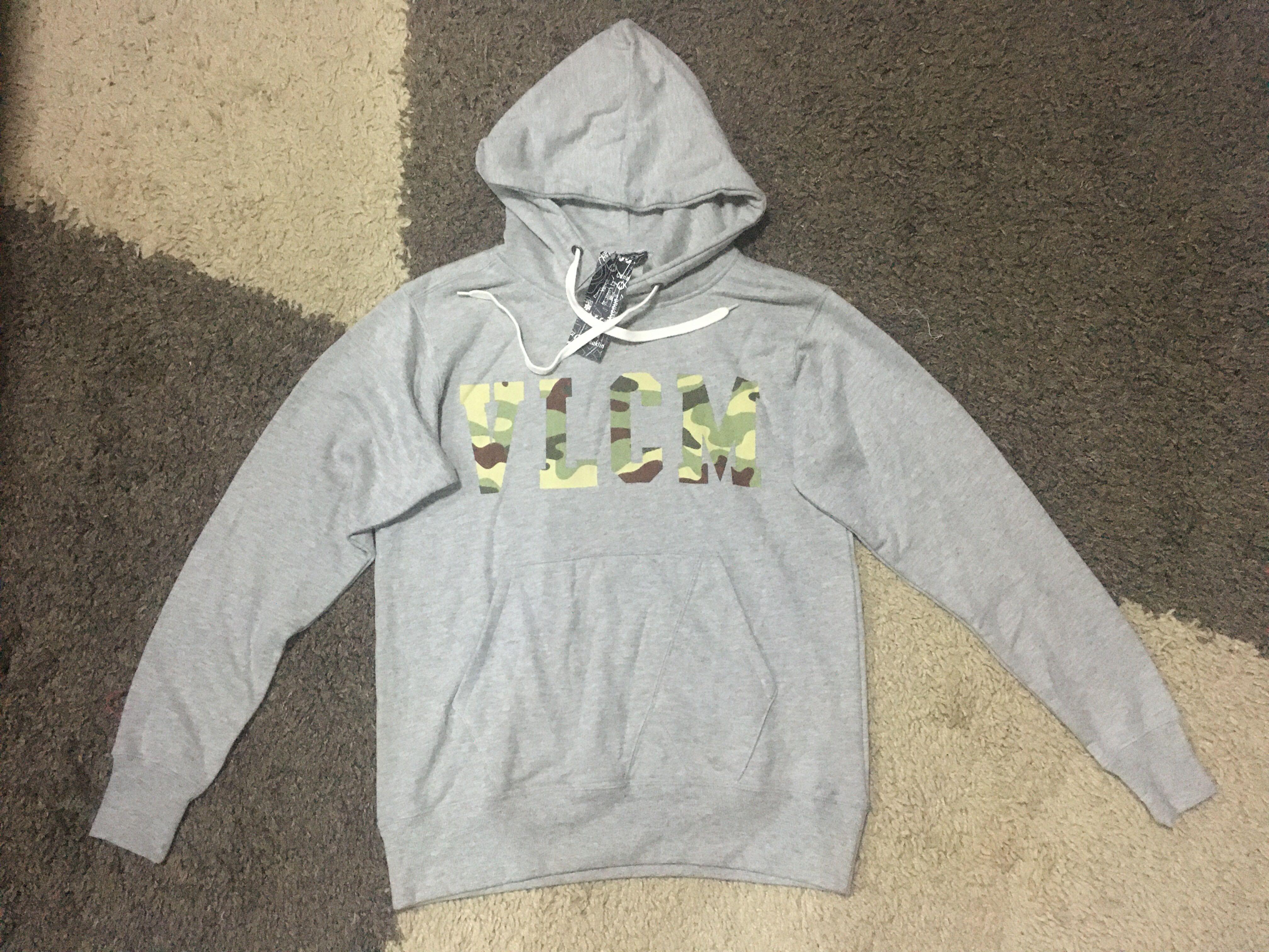 VOLCOM PULL OVER HOODIE JACKET ( S ) (Category: Hoodies) located in Quezon City. Submitted by juctionstreetwear (Listing ID 1055934304, Image 1). Description: Excellent condition NWT volcom hoodie Size on tag SMALL W : 21 inches armpit to armpit L :28 inches No pin holes / No ripped .