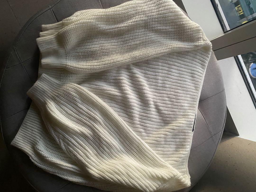 Zaful white off-shoulder knitwear (Category: Coats, Jackets and Outerwear) located in Manila. Submitted by mschichin (Listing ID 1056294193, Image 2). Description: Off shoulder knitwear.