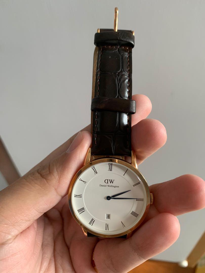 Hammer grim vindue Authentic used Daniel Wellington Dapper 40mm, blue hands, with brown  reading leather watch strap, free black reading replacement leather strap,  without box and tag., Men's Fashion, Watches & Accessories, Watches on  Carousell