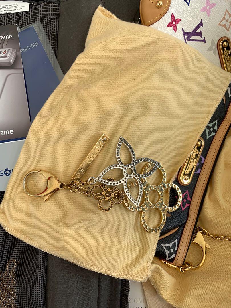 Louis Vuitton Charm (Category: Luxury Accessories) located in Makati City. Submitted by ehloysah (Listing ID 1056475543, Image 1). Description: Some are selling this for 16k, selling only for 13k Buyer shoulders shipping and handlin + insurance Location: Naga City .