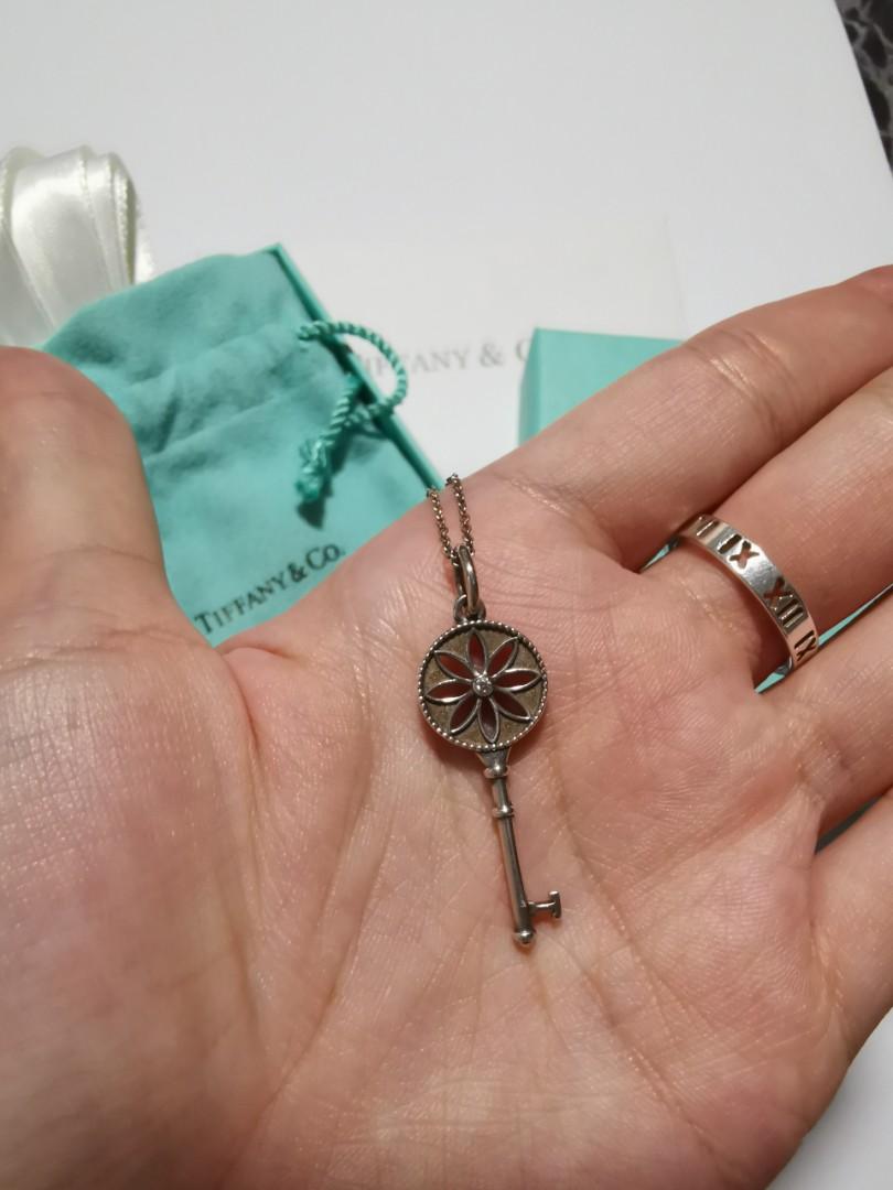 Tiffany keys outlet daisy key pendant