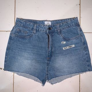(Category: ) located in . Submitted by cb.closet (Listing ID 1056774017, Image 1). Description: .