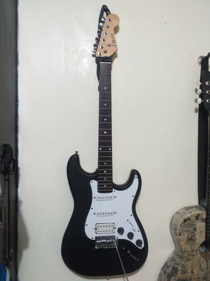 Davis Strat Electric Guitar Hobbies Toys Music Media CDs