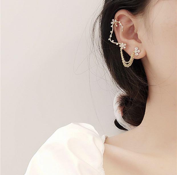 Floral clip earrings with tassel (Category: Earrings) located in Manila. Submitted by jbsquared (Listing ID 1056798017, Image 1). Description: Materials: gold plated with alloy BRAND NEW AND VERY CUTE! Light on the ears! Follow us on Instagram: @stylewithaccessoire ✨.
