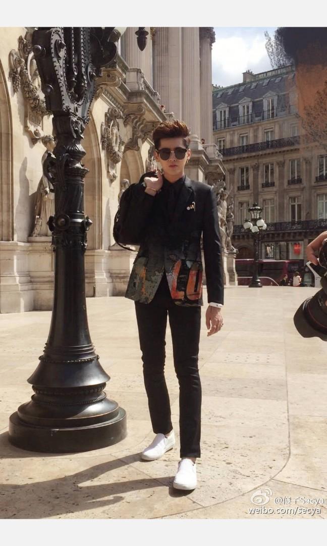 Givenchy （分類：外套及戶外衣服）位於 Hong Kong。 由 andrewchu2017 提交（商品編號 1056841596，圖片 7）。簡介： 100%new,肩膀45cm,胸圍51cm, 衣長77cm。size 50。。