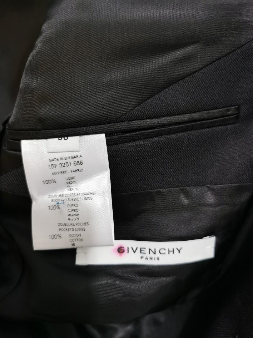 Givenchy （分類：外套及戶外衣服）位於 Hong Kong。 由 andrewchu2017 提交（商品編號 1056841596，圖片 5）。簡介： 100%new,肩膀45cm,胸圍51cm, 衣長77cm。size 50。。