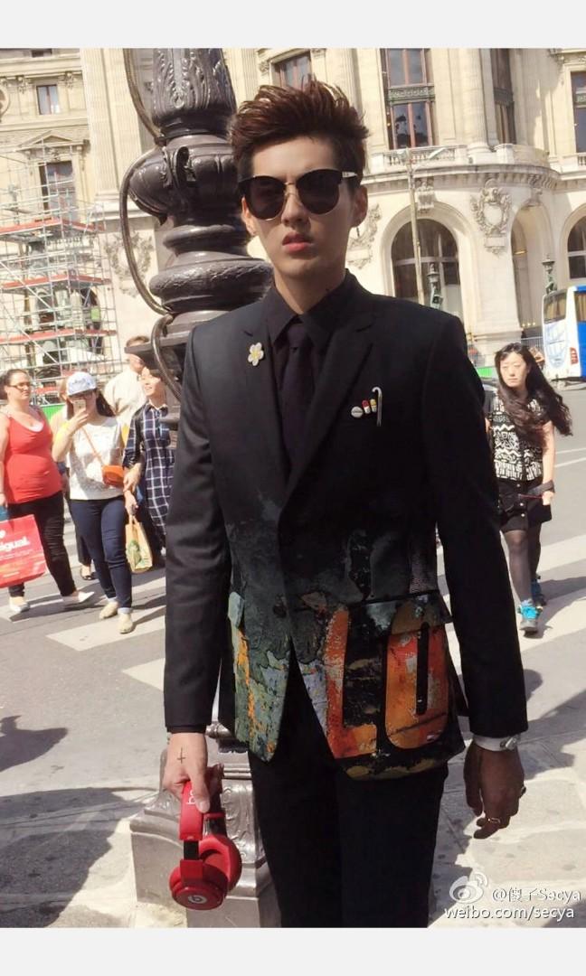 Givenchy （分類：外套及戶外衣服）位於 Hong Kong。 由 andrewchu2017 提交（商品編號 1056841596，圖片 6）。簡介： 100%new,肩膀45cm,胸圍51cm, 衣長77cm。size 50。。