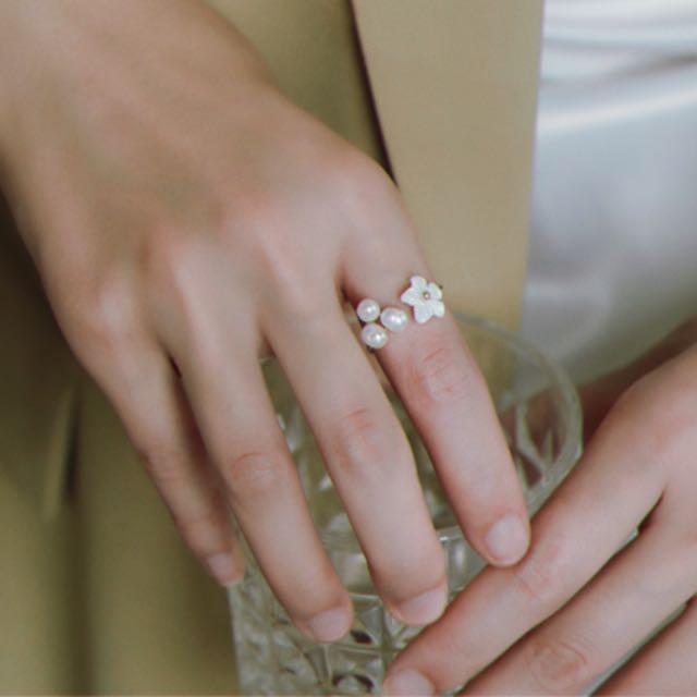 Pearl Shell Flower Ring (Category: Rings) located in Manila. Submitted by jbsquared (Listing ID 1056798396, Image 1). Description: Simple but super pretty! 🌸 Materials used: copper and gold plated Follow us on Instagram: @stylewithaccessoire.