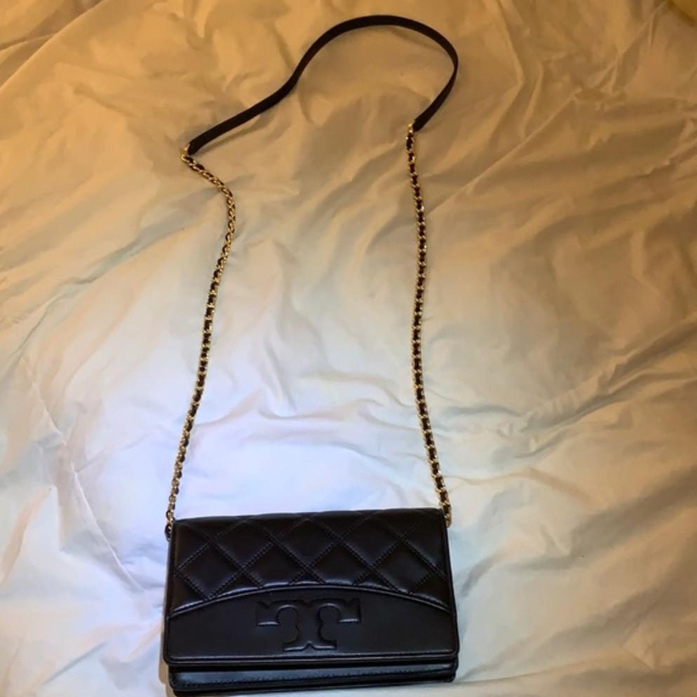 Tory Burch Savannah Chain Flat Wallet, Women's Fashion, Bags & Wallets,  Purses & Pouches on Carousell