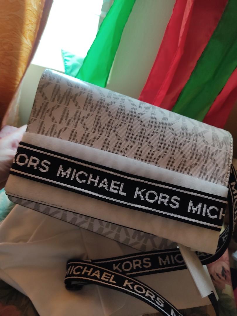 Mk michael kors sling bag (Category: Luxury Bags & Wallets) located in San Fernando. Submitted by aiv30 (Listing ID 1056891396, Image 2). Description: original MK sling bag from USA with dust bag BRANDNEW super ganda 😍.