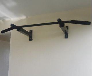 Pull Up Bar with bolts