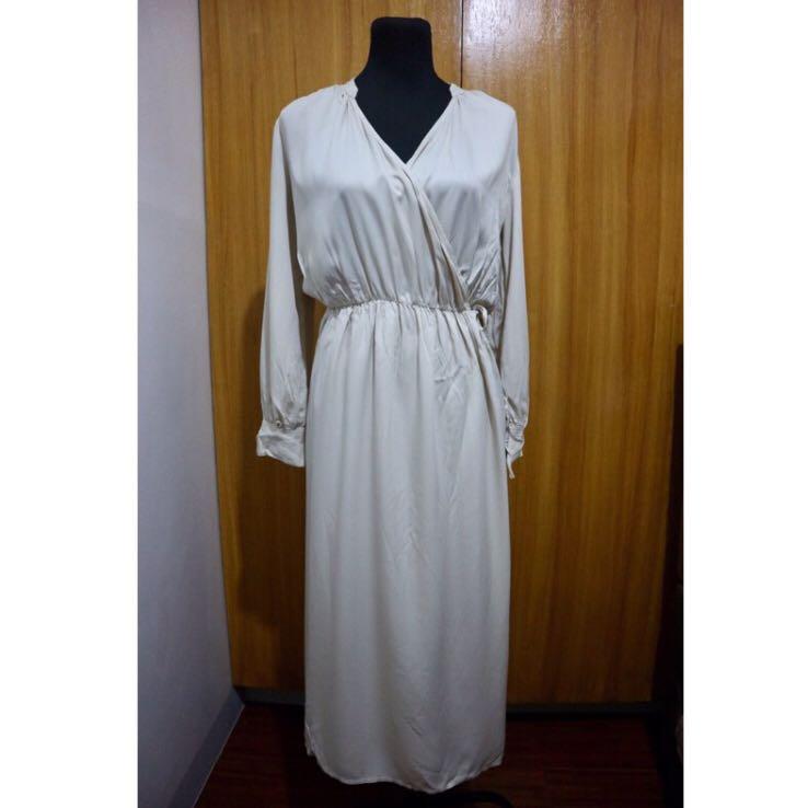 Uniqlo wrap midi dress (Category: Dresses) located in Manila. Submitted by everythingbranded (Listing ID 1056989032, Image 2). Description: New without tag Medium runs big can fit to large frames.