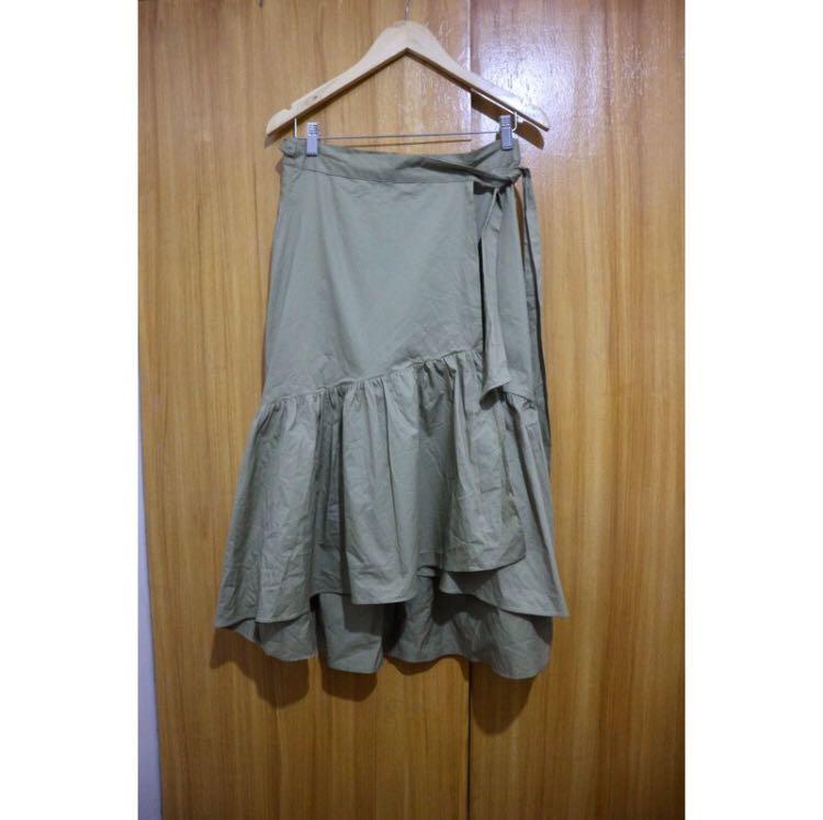 Zara wrap skirt (Category: Skirts) located in Manila. Submitted by everythingbranded (Listing ID 1056990109, Image 2). Description: medium new with tag.