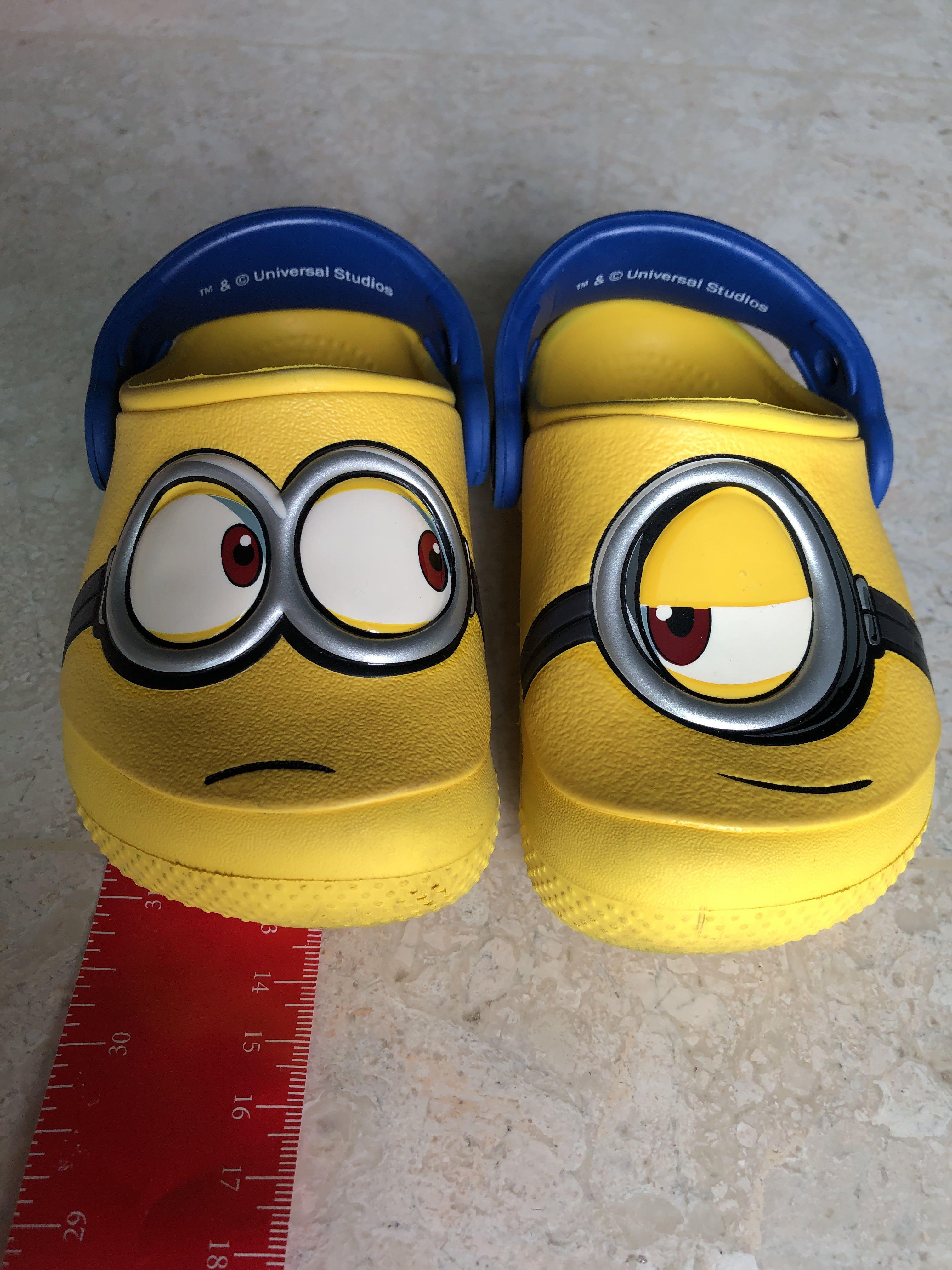 Minion discount crocs adults