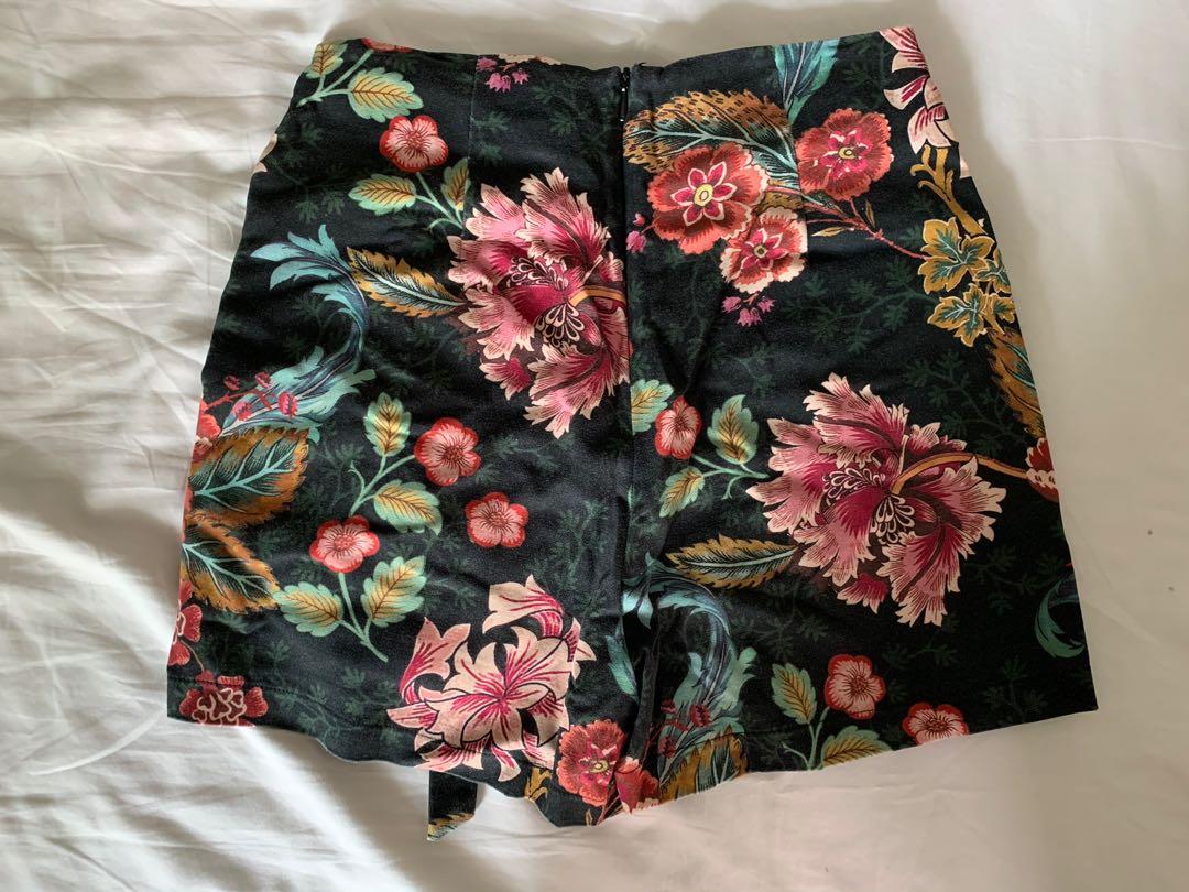 stradivarius floral skort / skirt (Category: Skirts) located in Mandaluyong City. Submitted by maiashops (Listing ID 1057115007, Image 3). Description: - one of my favorites :(( - RFS: don’t wear it na - MOP: gcash or bdo.
