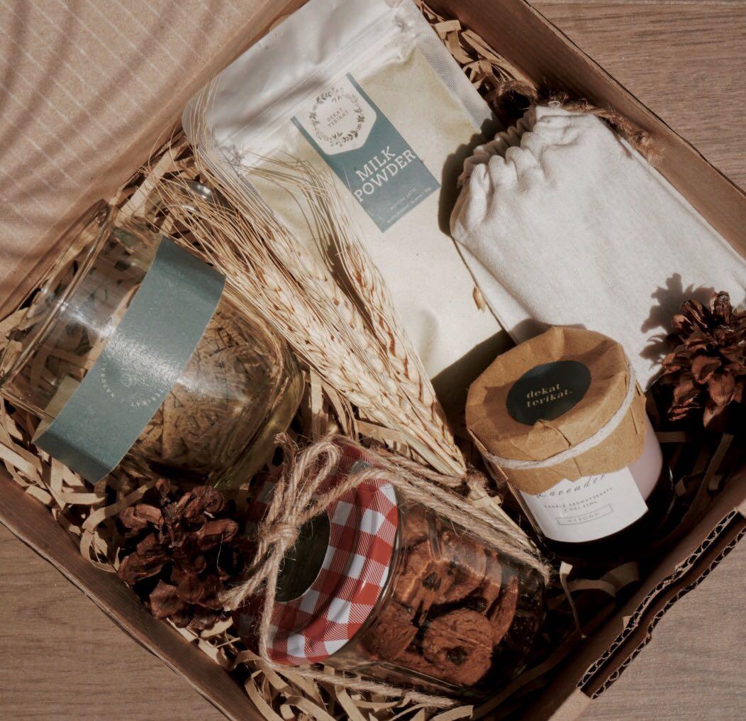 Christmas Hampers Makanan Minuman Snek Di Carousell Christmas Hampers Makanan Minuman Snek Di Carousell