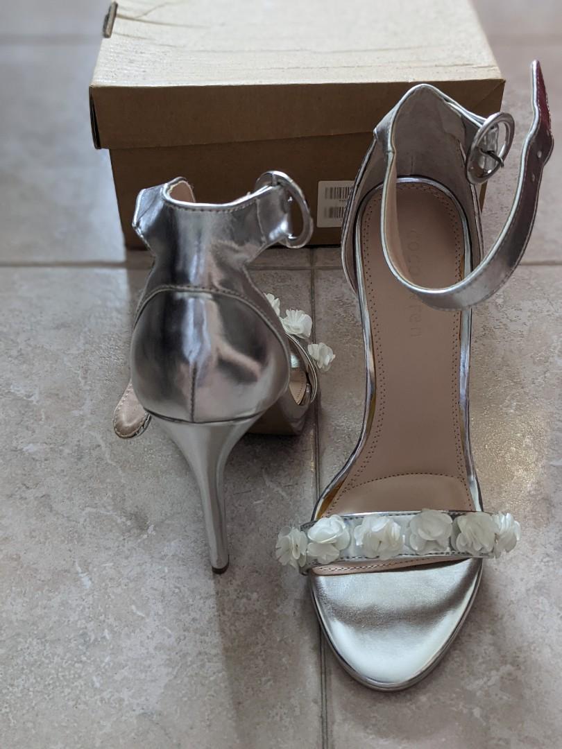 Coco wren flower trim heels, Women's Fashion, Footwear, Heels on Carousell