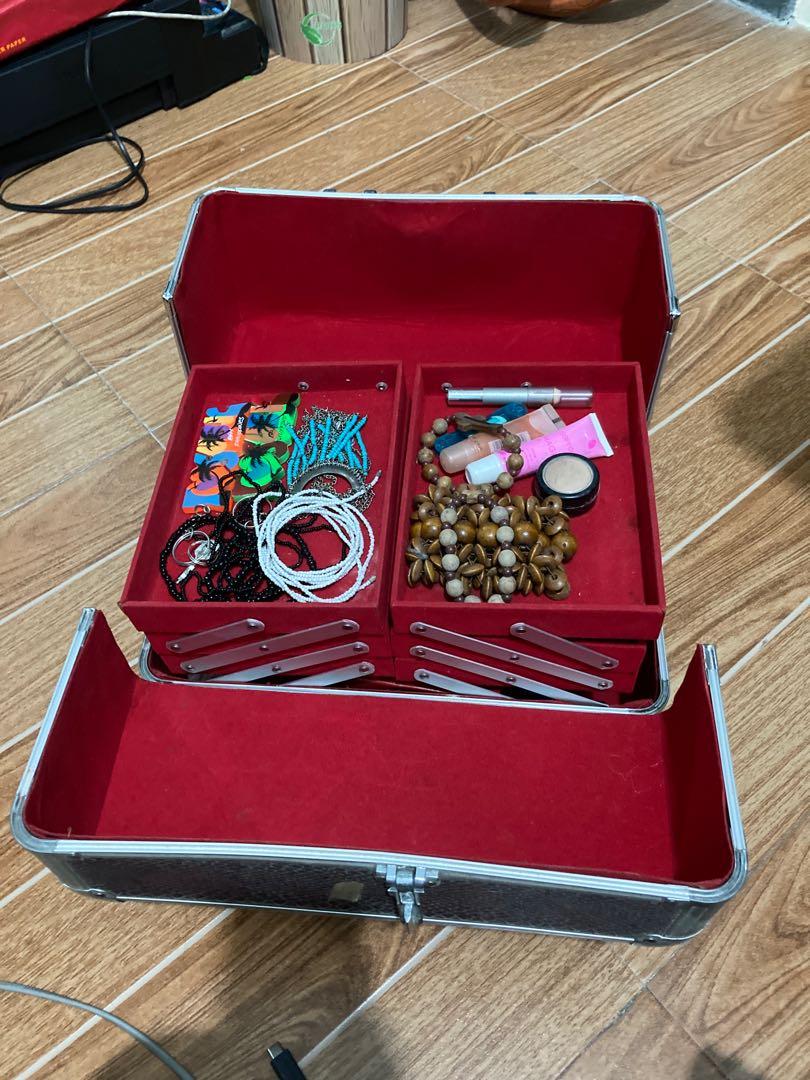 Make up box (Category: Makeup) located in Makati City. Submitted by thetidyfind (Listing ID 1053095877, Image 2). Description: Still in good condition. .