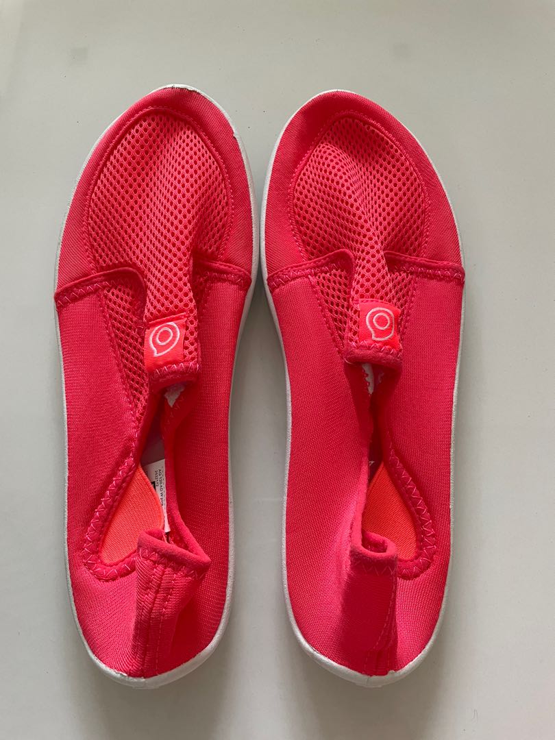 pink decathlon water shoes, Women's Fashion, Footwear, Flipflops and