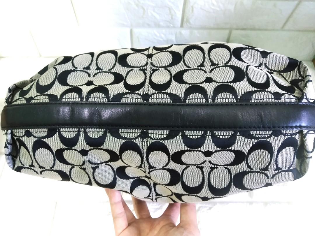 Coach Bag (Preloved) (Category: Luxury Bags & Wallets) located in Cavite. Submitted by divasbysam (Listing ID 1053227177, Image 3). Description: FYI: READ THE DESCRIPTION 👇 📣FOR SURE BUYER KINDLY CLICK "OFFER" ✅REPRICED ✅Preloved original COACH bag ✅Very good used condition ✅Payment upon reservation ✅Delivery c/o buyer ✅Location:Caloocan south ✅MOP: Gcash only! ❌No shopee checkout ❌No COD ❌No free shipping ❌No return, No exchange!.