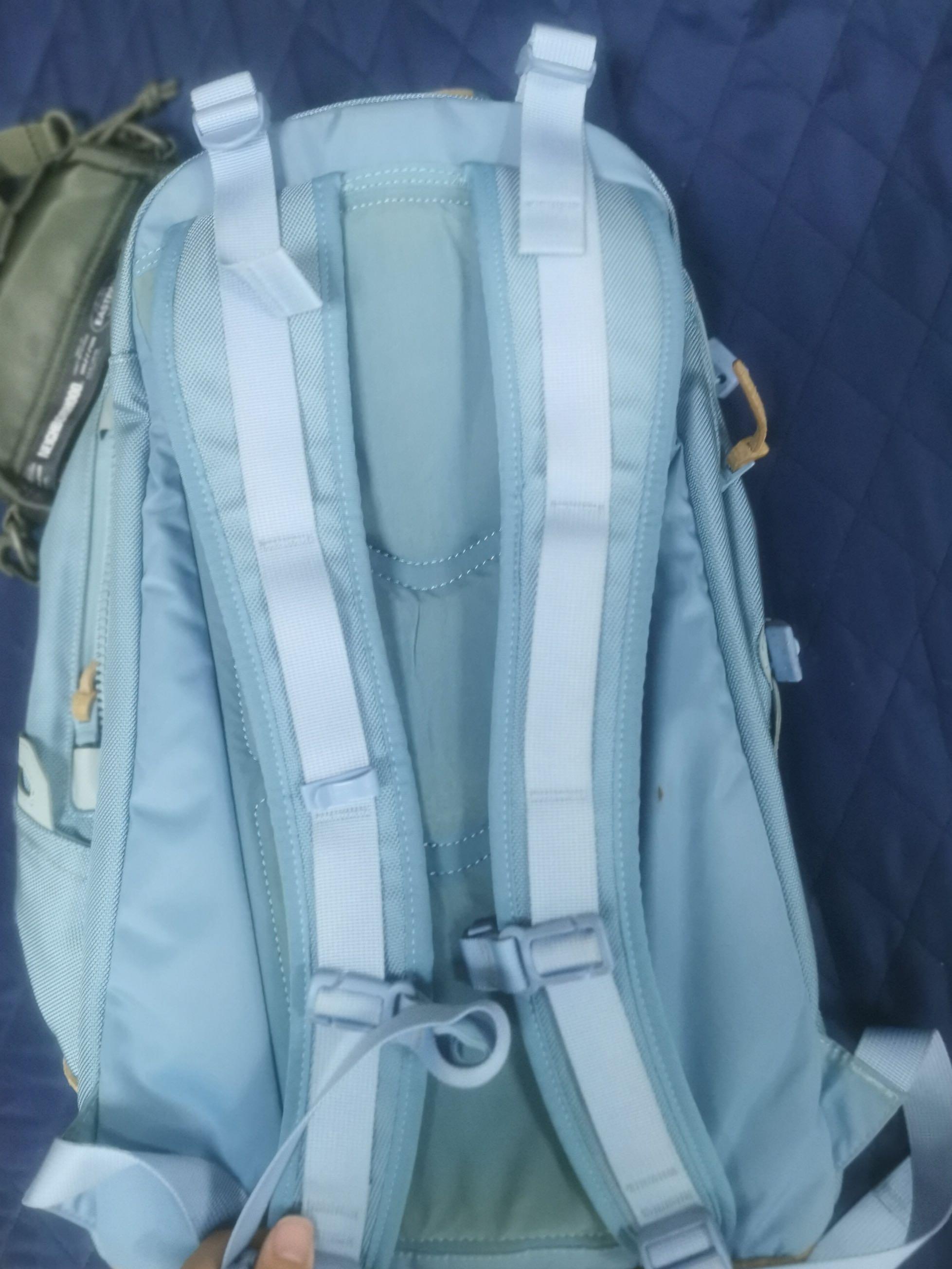 Visvim ballistic 20L （分類：腰袋、手提袋、小袋）位於 Hong Kong。 由 .authenticgoods. 提交（商品編號 1053071477，圖片 3）。簡介： Bag only。
