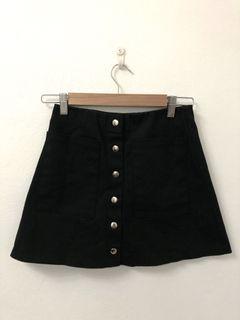 (AU6 - NEW) Black button skirt (with two front pockets)