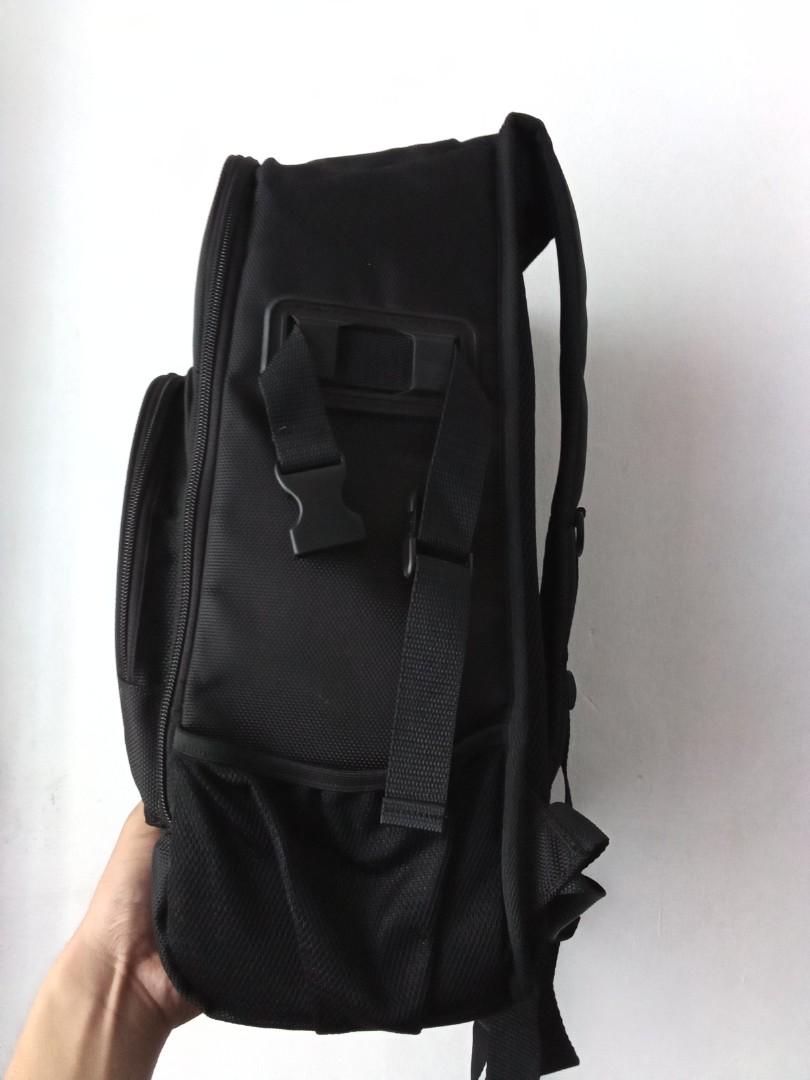 Camera bag (Category: Camera Bags & Carriers) located in Manila. Submitted by potato.ph (Listing ID 1057559006, Image 2). Description: Used camera bag. See picture for details Can fit 1 camera with tele 6 lens.