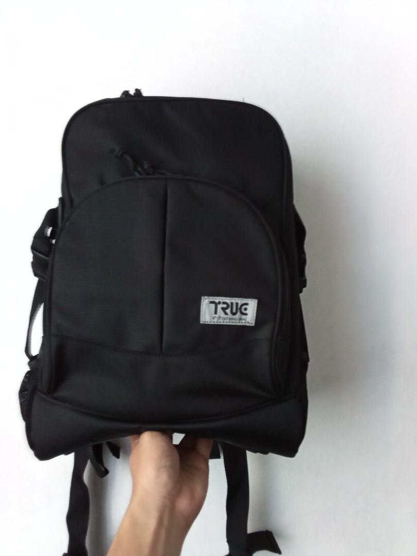 Camera bag (Category: Camera Bags & Carriers) located in Manila. Submitted by potato.ph (Listing ID 1057559006, Image 1). Description: Used camera bag. See picture for details Can fit 1 camera with tele 6 lens.