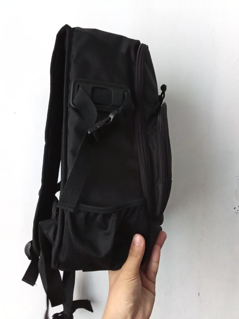 Camera bag (Category: Camera Bags & Carriers) located in Manila. Submitted by potato.ph (Listing ID 1057559006, Image 3). Description: Used camera bag. See picture for details Can fit 1 camera with tele 6 lens.