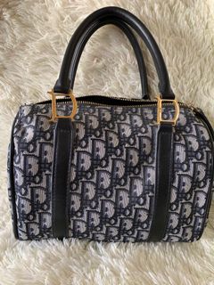 (Category: ) located in . Submitted by 88wardrobe (Listing ID 1057546986, Image 1). Description: .