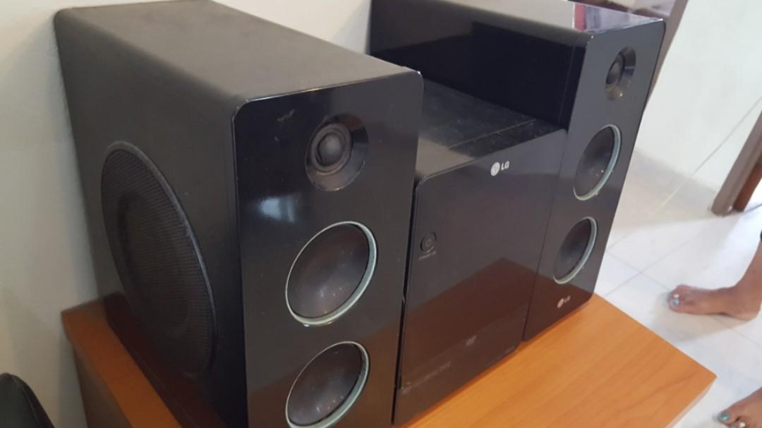 LG Mini Home Theater Sound system. With USB port and CD drive. MP3
