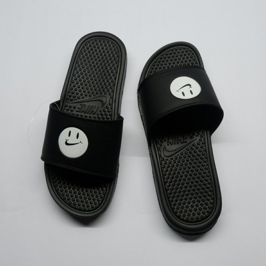 nike benassi smiley
