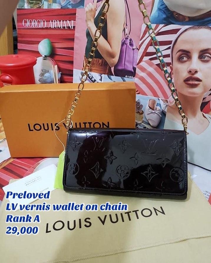 preloved LV vernis wallet on chain (Category: Luxury Bags & Wallets) located in Quezon City. Submitted by graciasluxurybag (Listing ID 1057603775, Image 1). Description: .