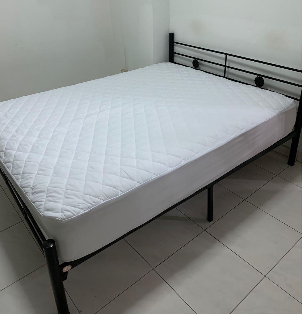 Queen Size Metal Bed Frame Mattress, Bed Frame Protector