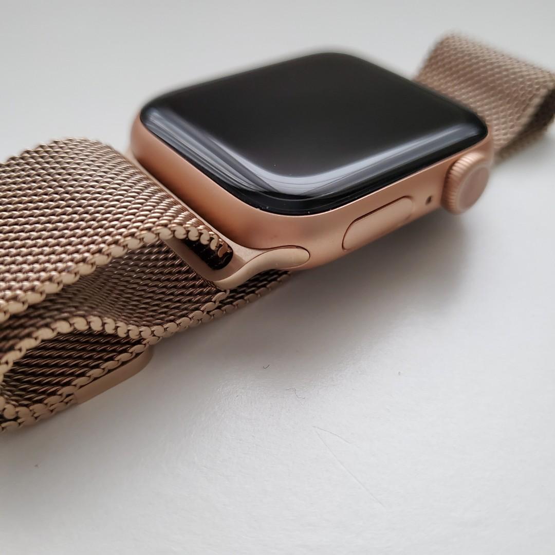 Apple Watch Series 5 Gold Aluminium Case 40mm with Gold Milanese Loop