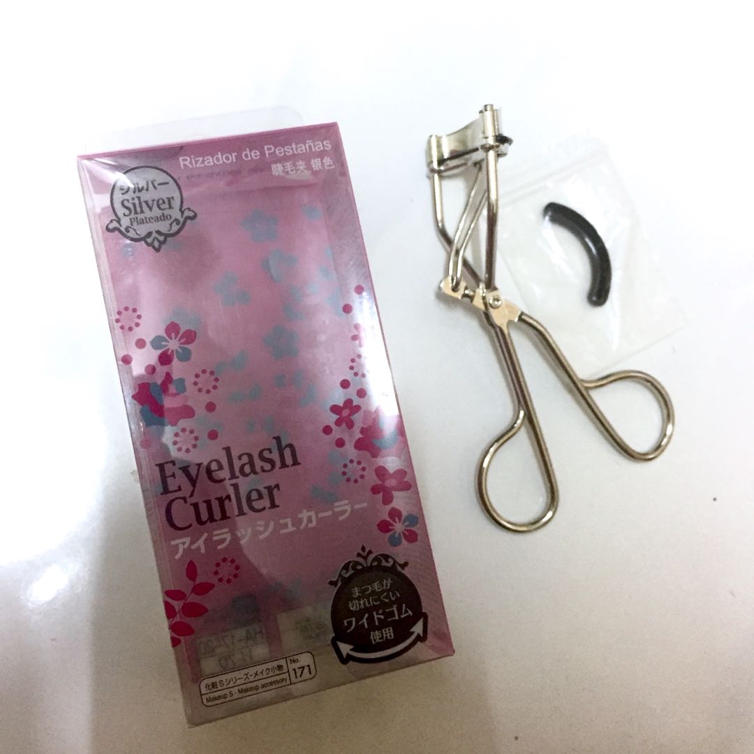 Daiso Eyelash Curler, Beauty & Personal Care, Face, Makeup on Carousell