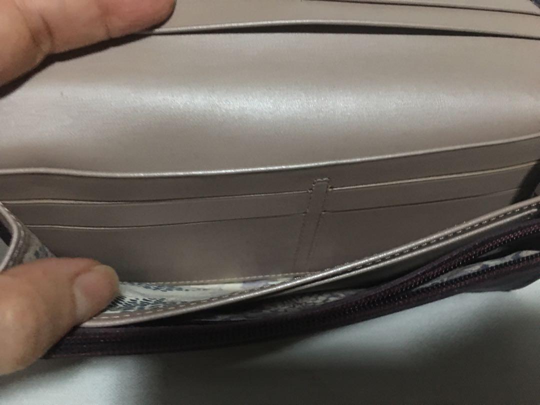 Longchamp long flap wallet (Category: Luxury Bags & Wallets) located in Quezon City. Submitted by limebasil (Listing ID 1057764788, Image 3). Description: Longchamp wallet (guaranteed authentic or your money back) 10 card slots 2 interior pockets and 1 zip pocket No flaws.